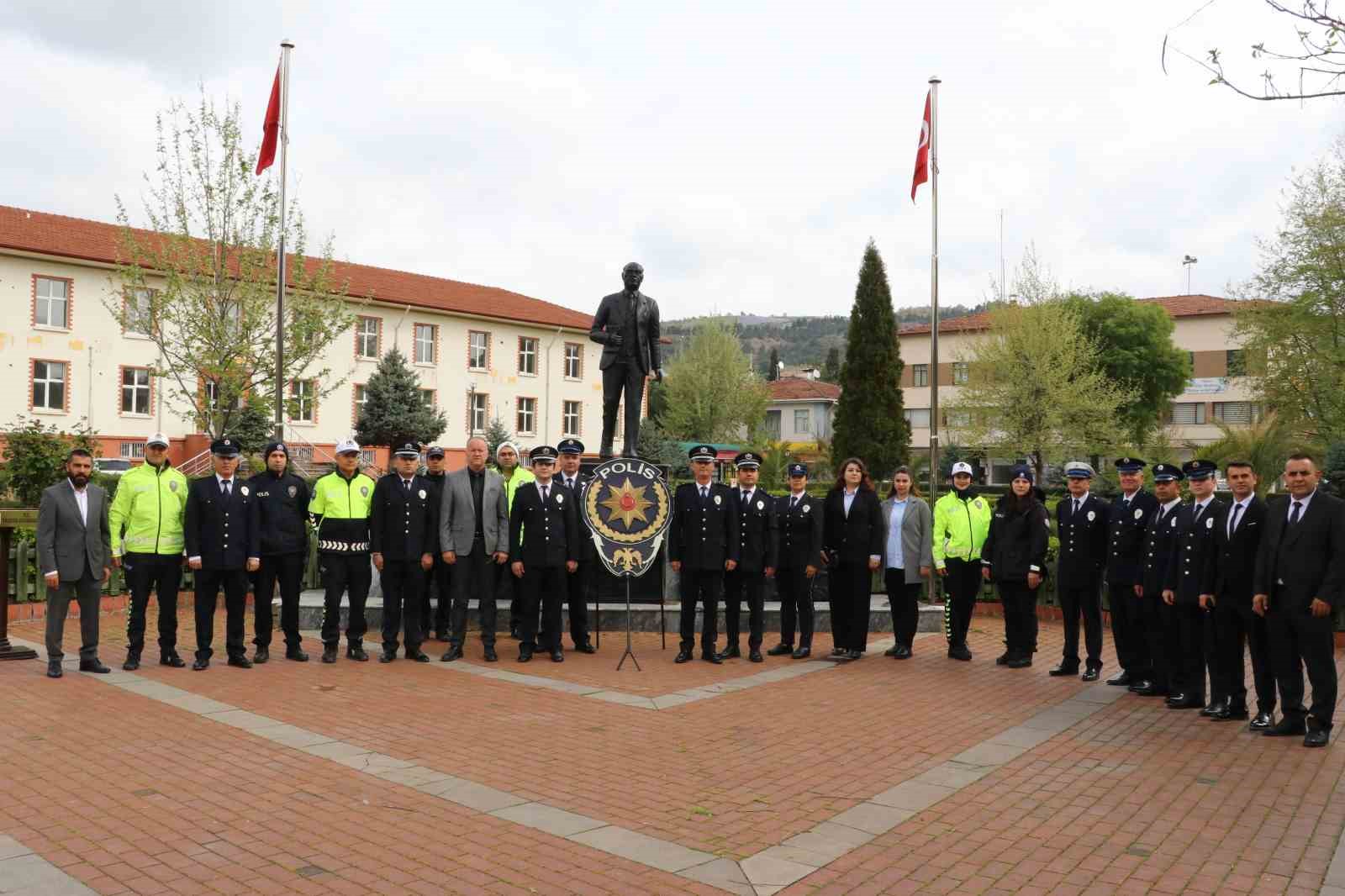 Taşova&rsquo;da sokak k&ouml;peği t&ouml;rende polislerin yanında uyudu
