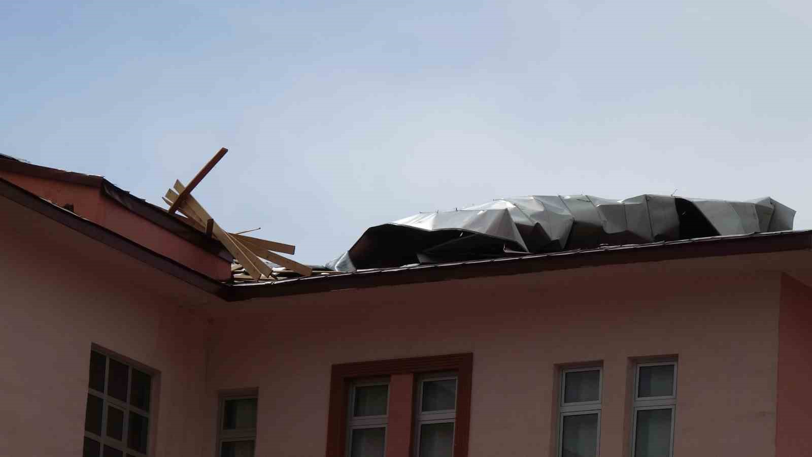 Erzurum&rsquo;da kuvvetli r&uuml;zg&acirc;r ve fırtına yıktı ge&ccedil;ti
