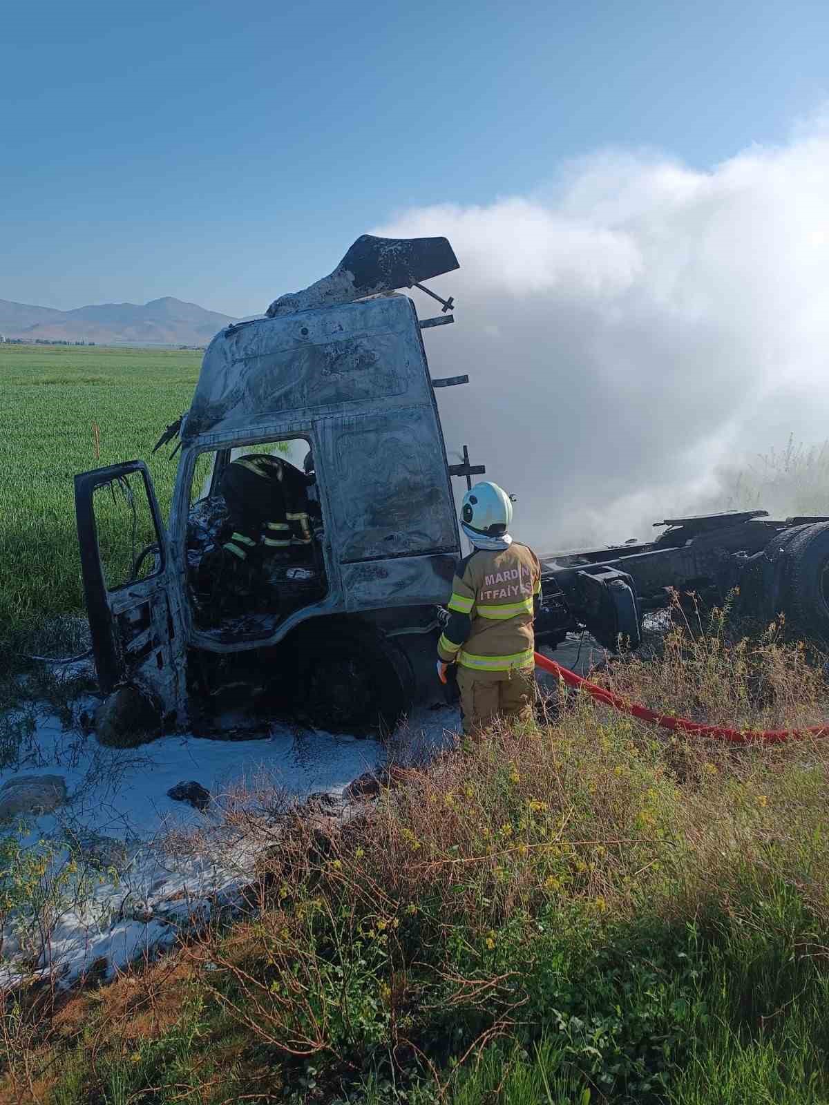 Mardin’de seyir halindeki tırda yangın