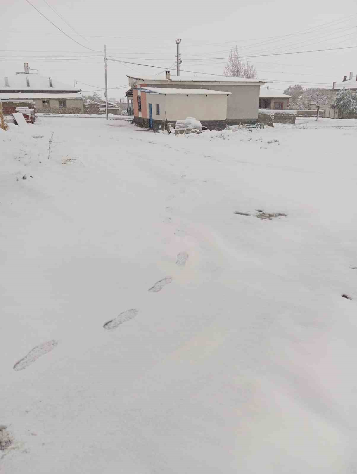 Konya&rsquo;da nisan ayında kar s&uuml;rprizi
