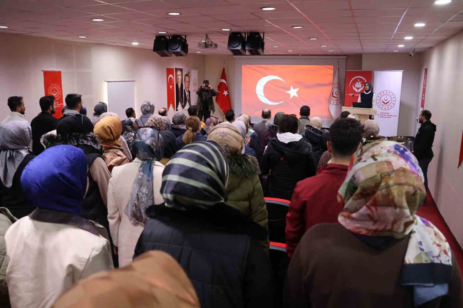 Dijital &ccedil;ağda aile s&ouml;yleşisi: "Bilin&ccedil;len, g&uuml;&ccedil;len, aktar"
