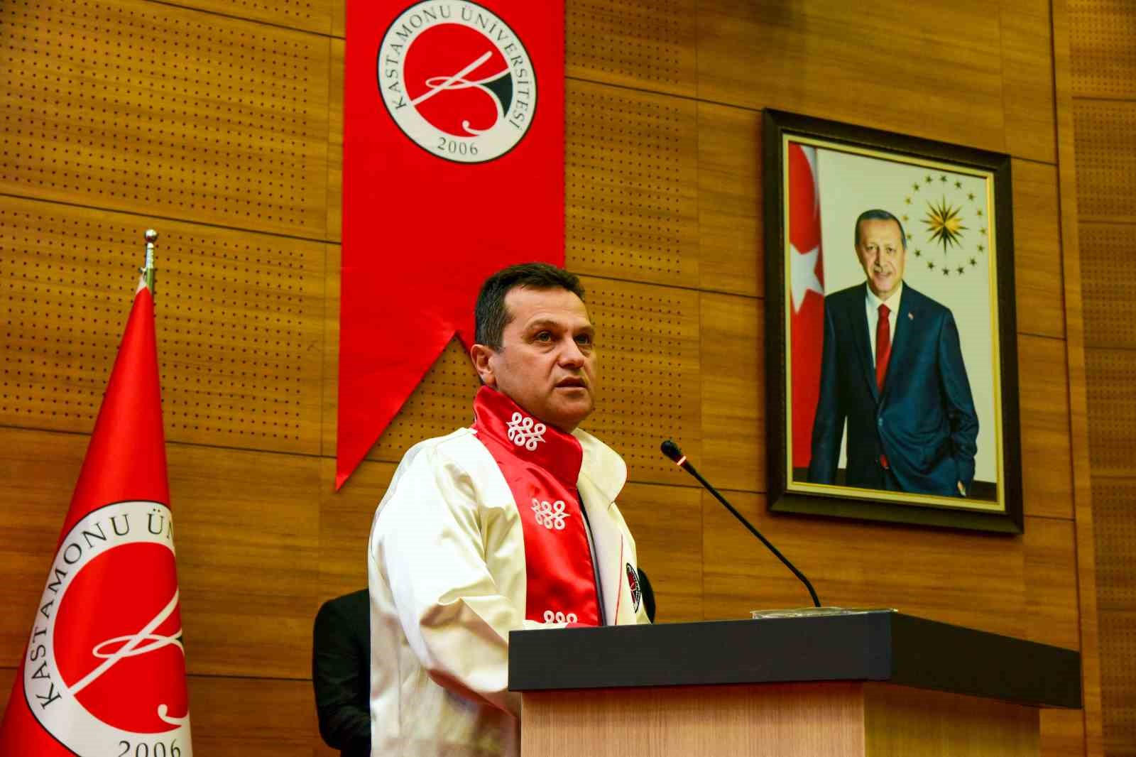 Kastamonu Üniversitesi’nde başarılı olan akademisyenlerle öğrenciler ödüllendirildi