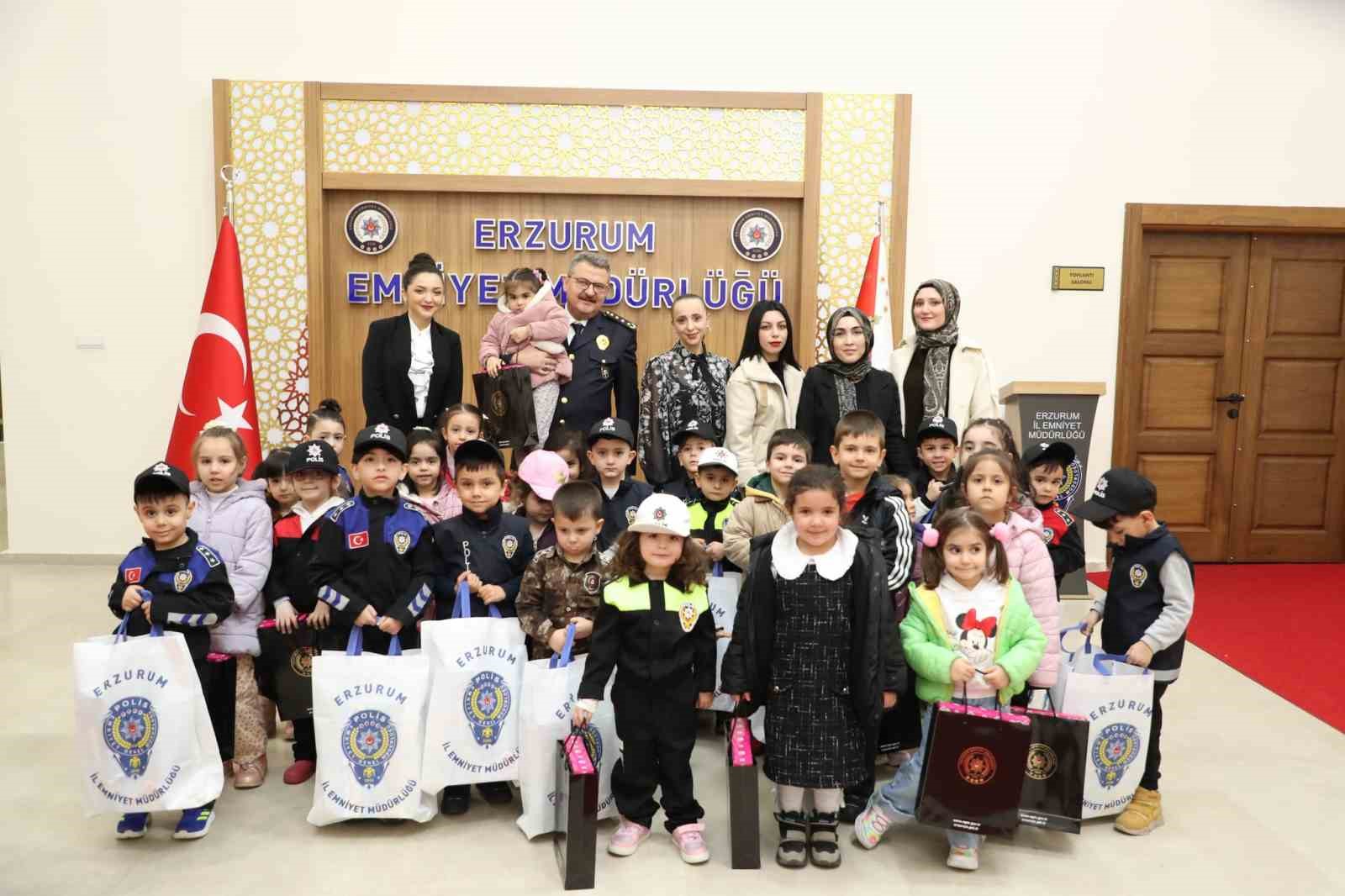 Emniyet  müdürünün minik misafirleri