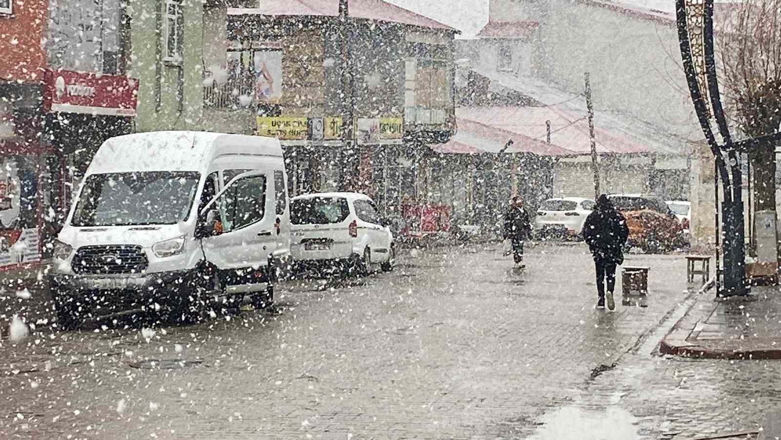 Nisan ayında Bing&ouml;l&rsquo;de lapa lapa kar s&uuml;rprizi
