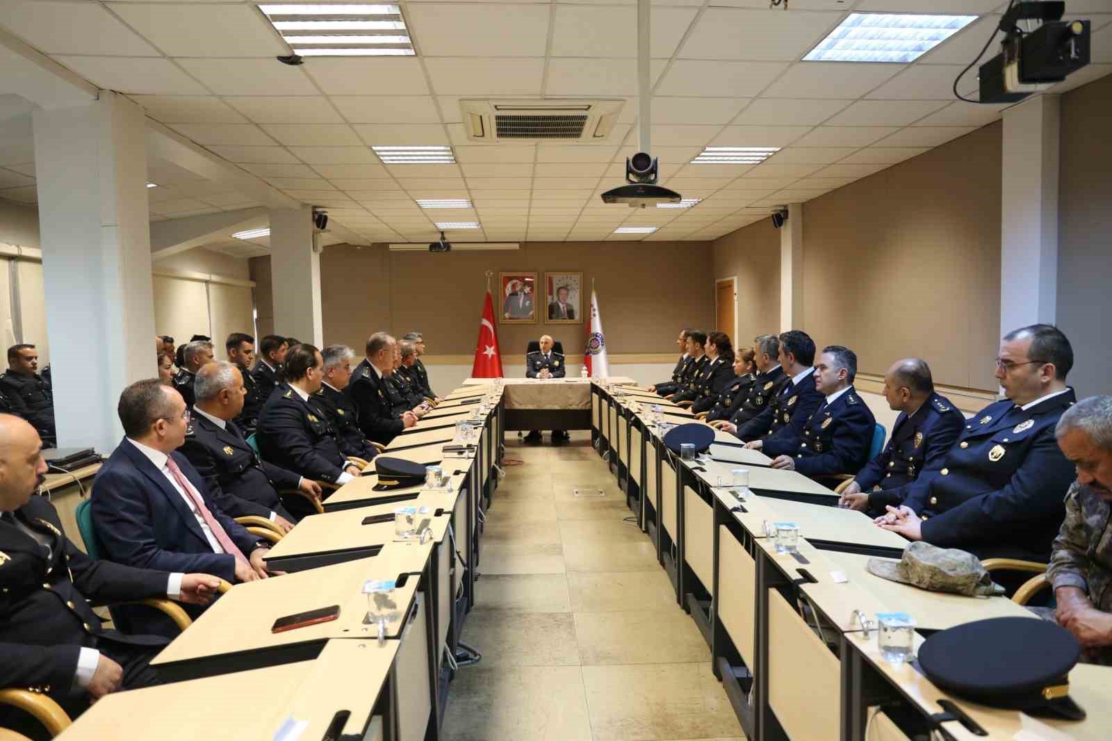 Konya Emniyetinde anlamlı t&ouml;ren: 180. yılda 180 personele &ouml;d&uuml;l
