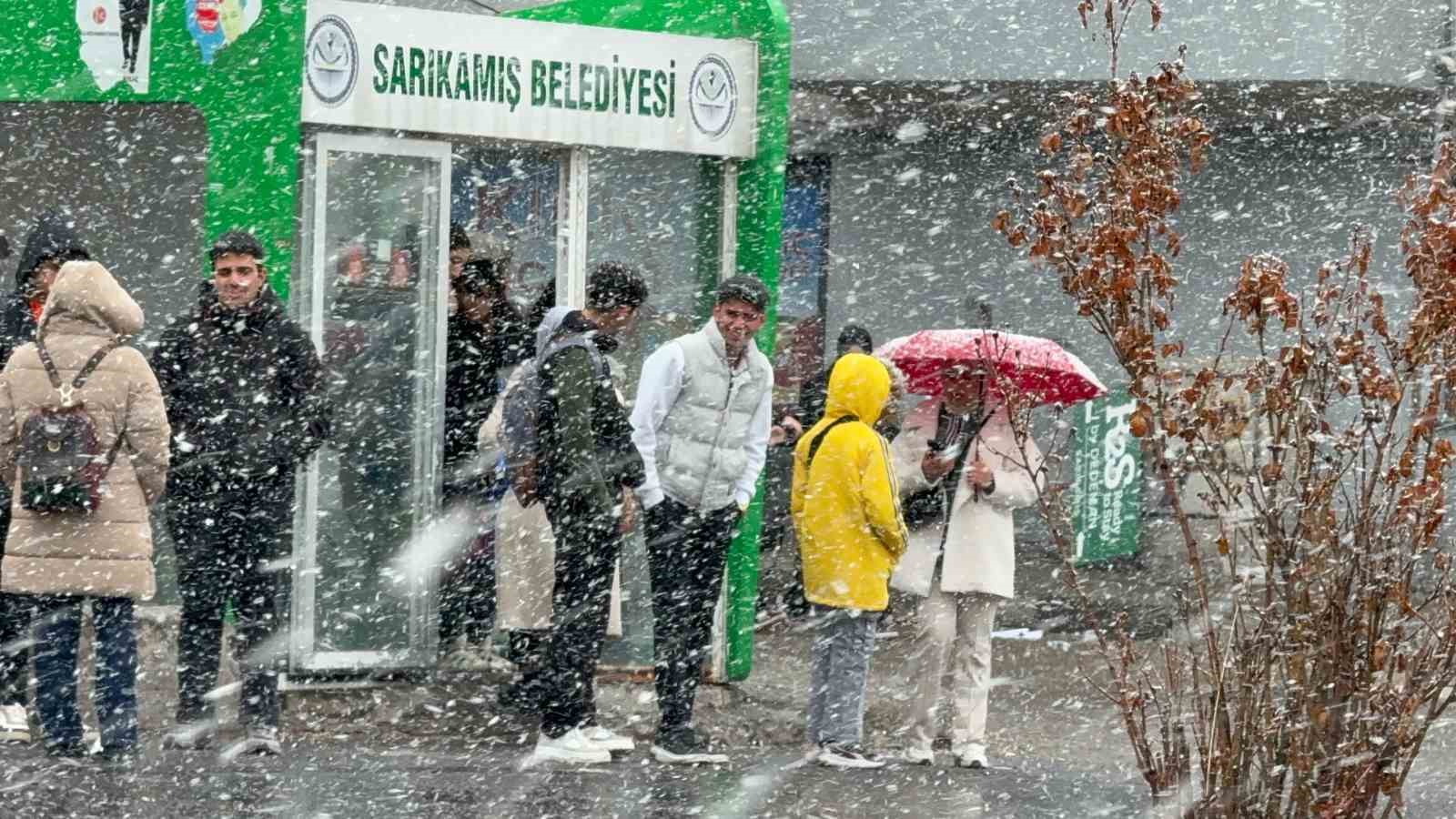 Sarıkamış’a nisanda lapa lapa kar yağdı