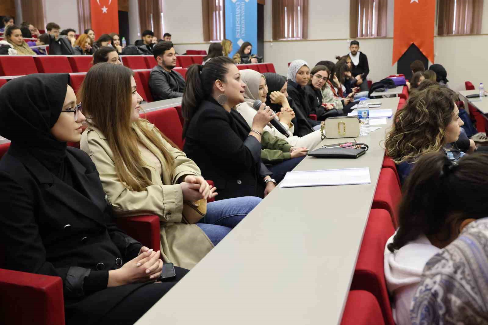 Haber Spikeri Nihan G&uuml;nay, HK&Uuml; &ouml;ğrencileriyle bir araya geldi
