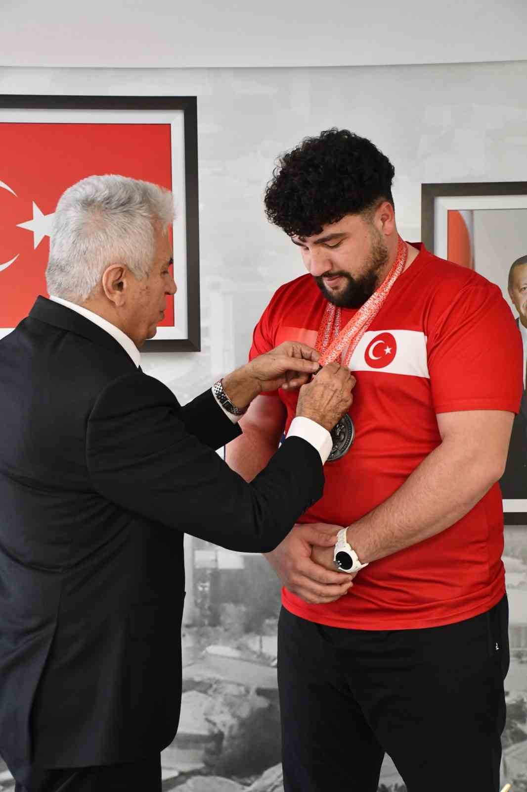 T&uuml;rkiye şampiyonu milli sporcu H&uuml;y&uuml;k&rsquo;&uuml;n gururu oldu
