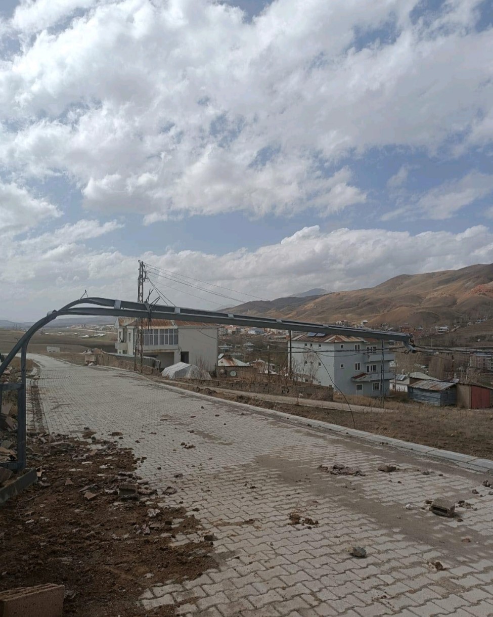 Özalp’te fırtına hasara neden oldu