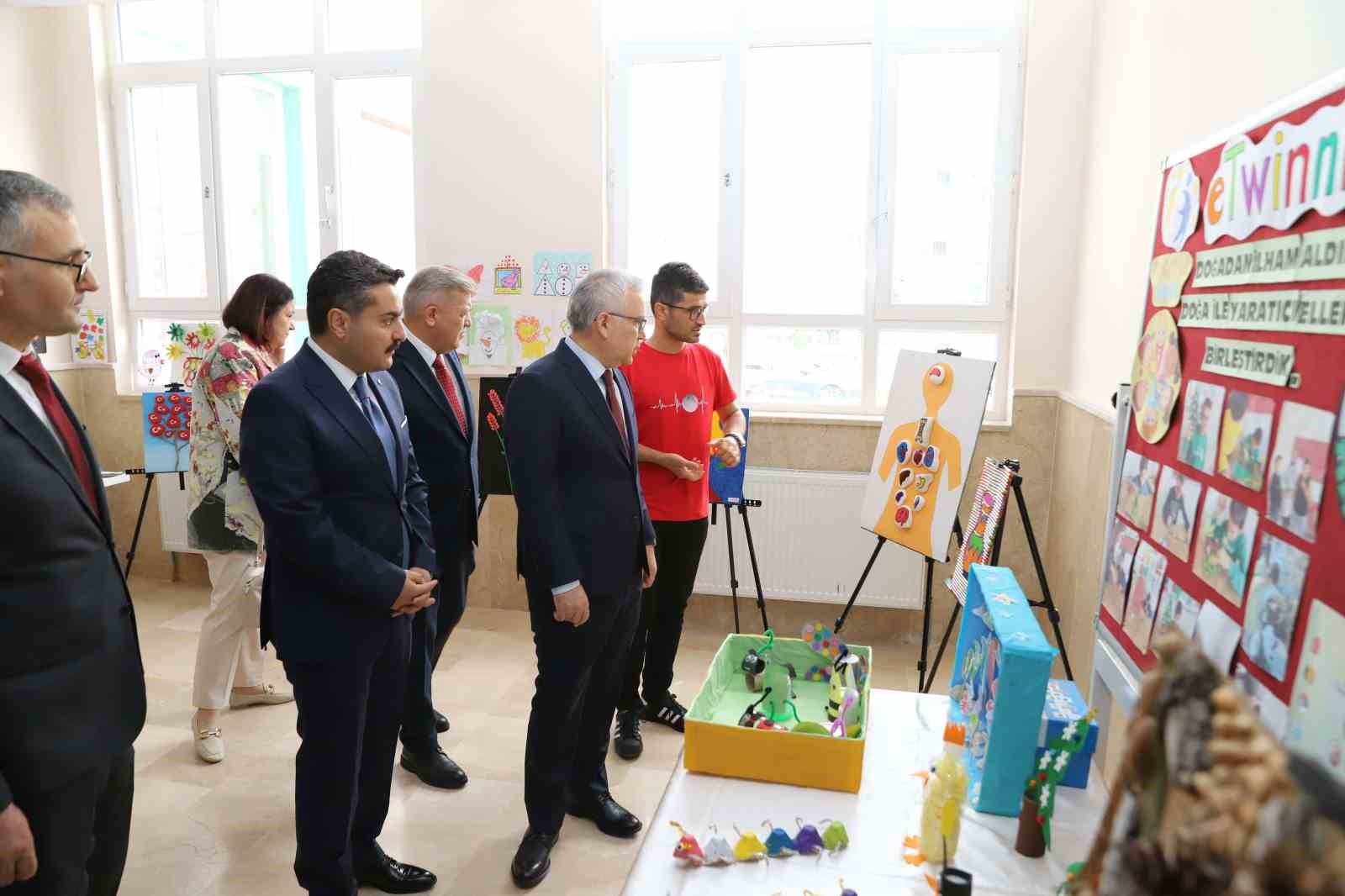 Sivas’ta miniklerden geri dönüşüm defilesi