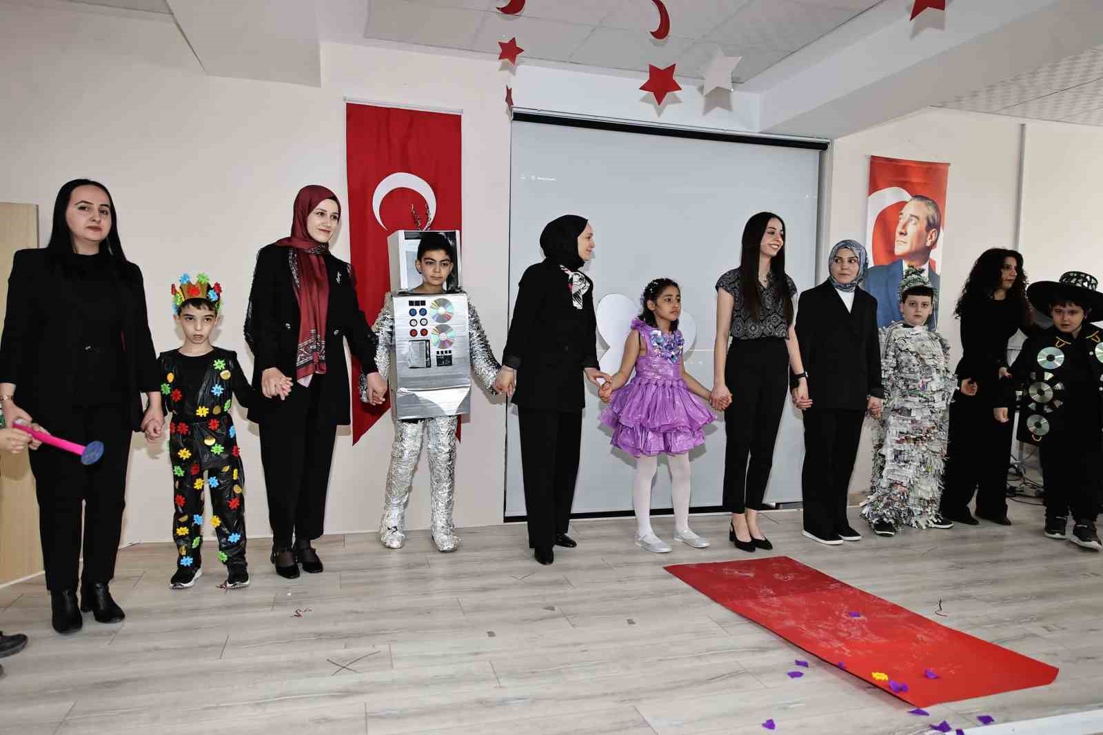 Sivas’ta miniklerden geri dönüşüm defilesi