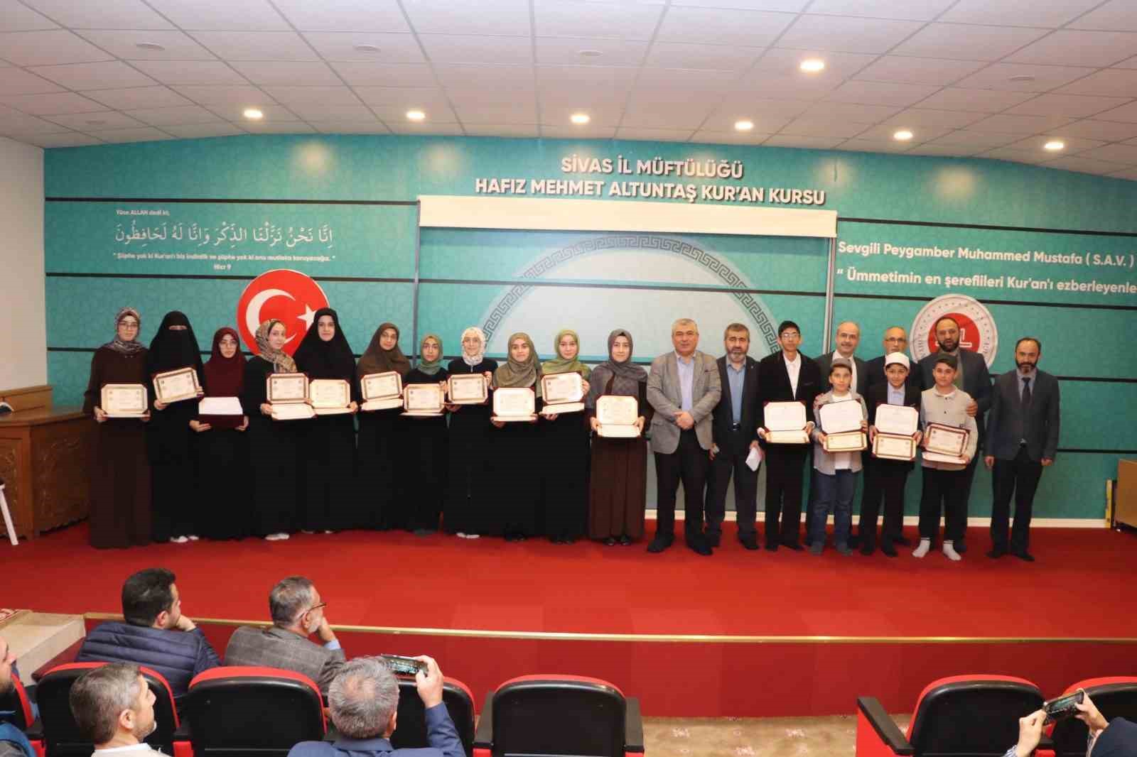 Hafızlık sınavını geçen öğrencilere belge verildi