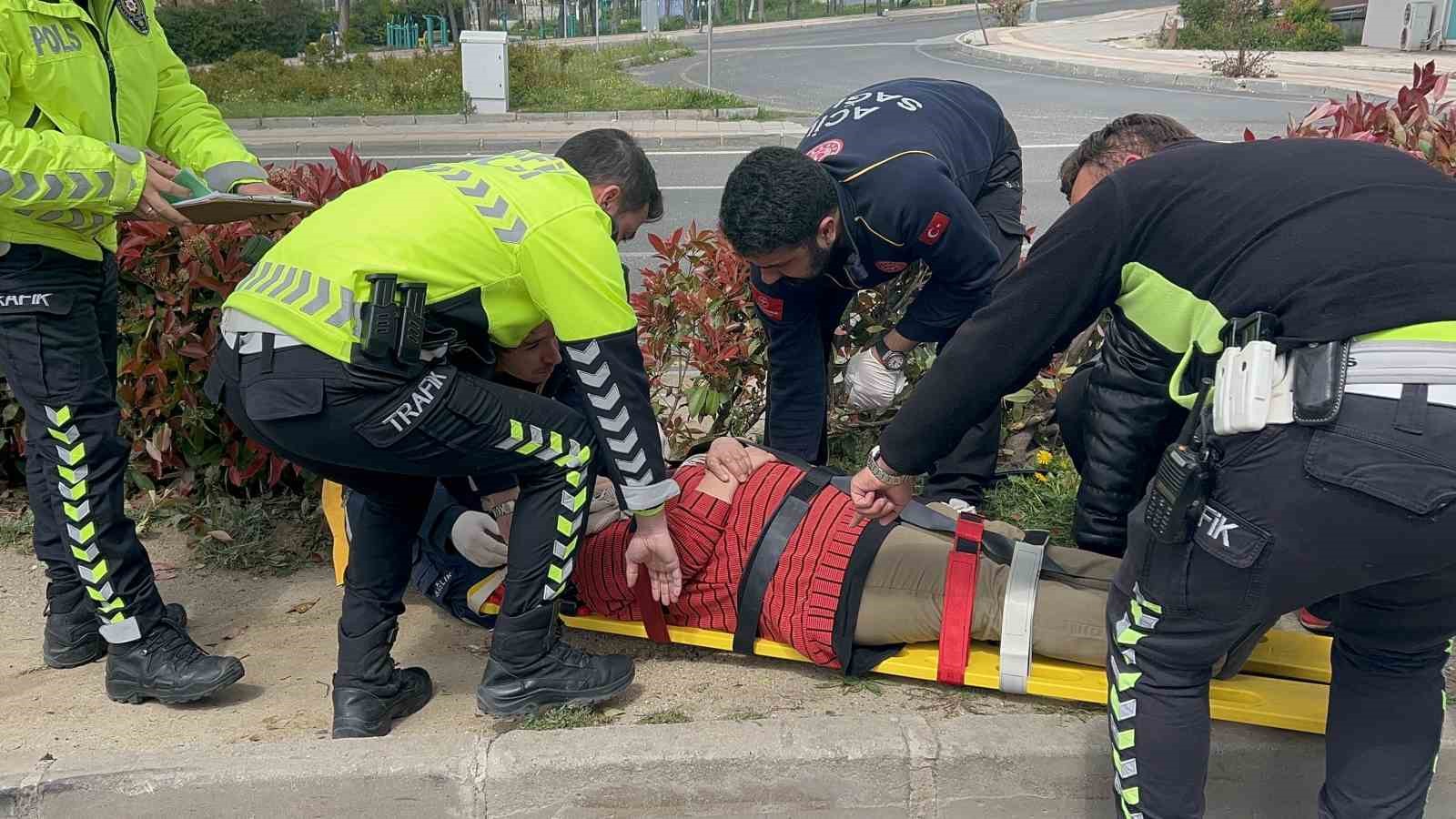 Tekirdağ&rsquo;da ref&uuml;je &ccedil;ıkan otomobil ağaca &ccedil;arptı: 3 yaralı
