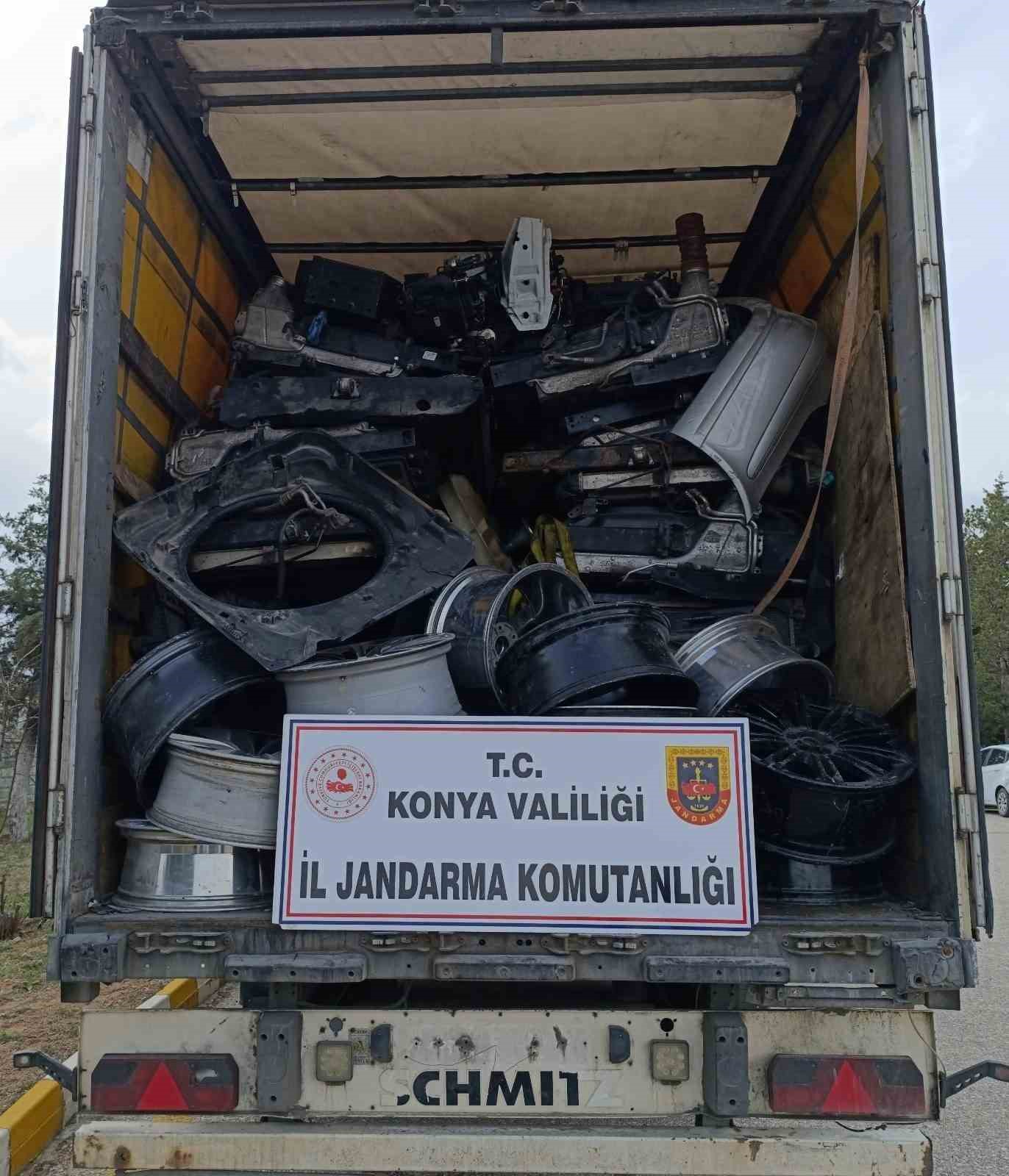 Takip sistemi kapatılan yabancı tırdan gümrük kaçağı malzeme yakalandı