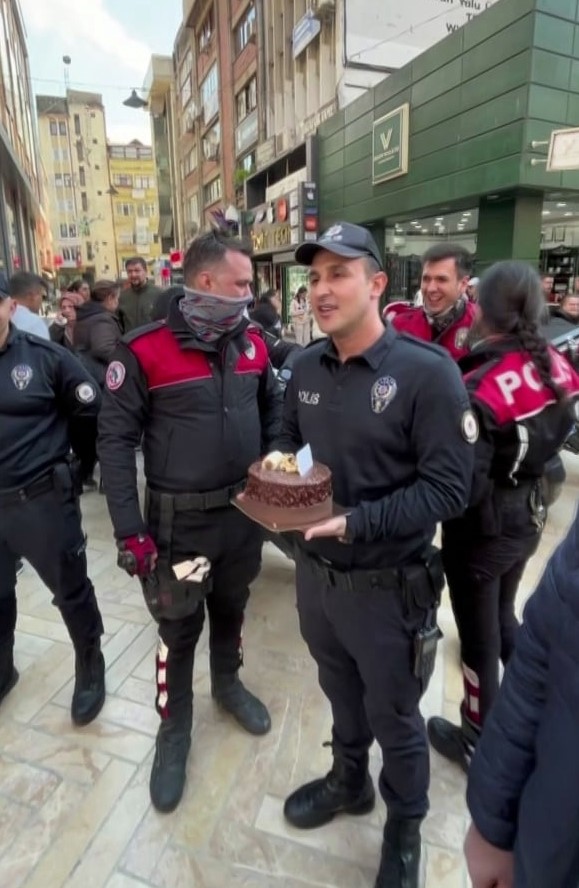Kavga ihbarına gelen polise sürpriz kutlama
