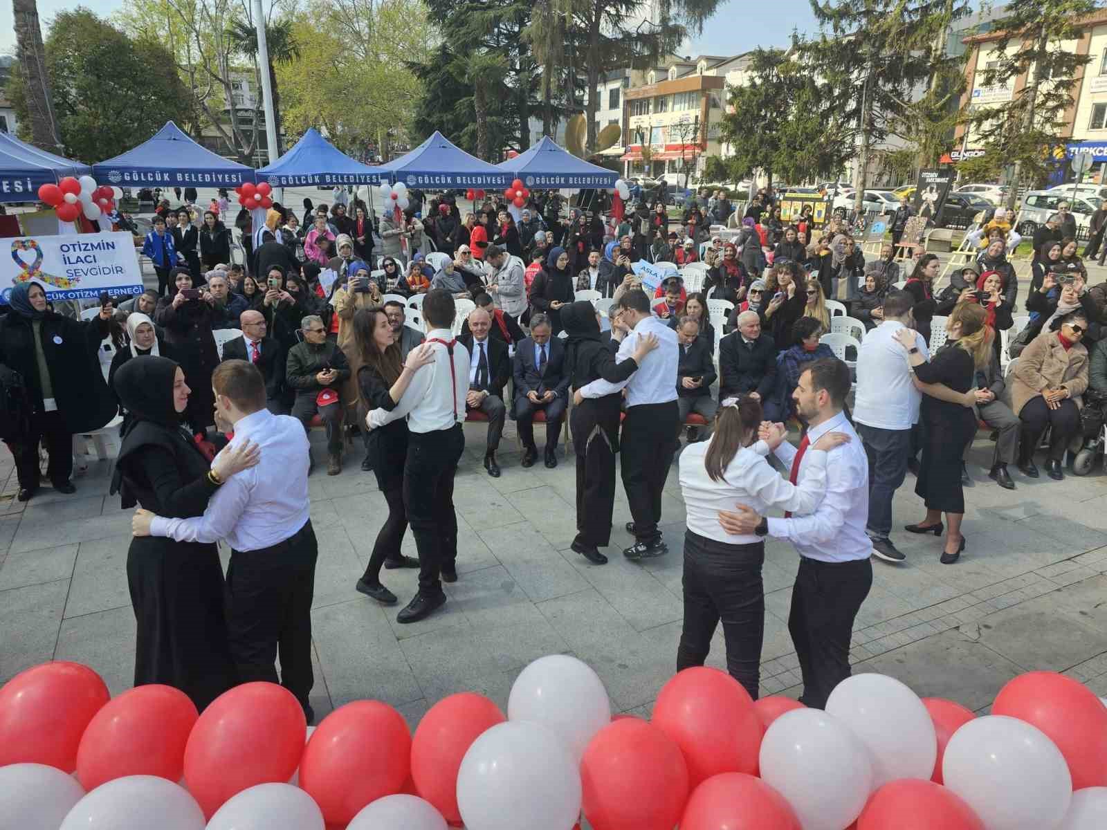 Otizm Farkındalık Günü Gölcük’te renkli görüntülere sahne oldu