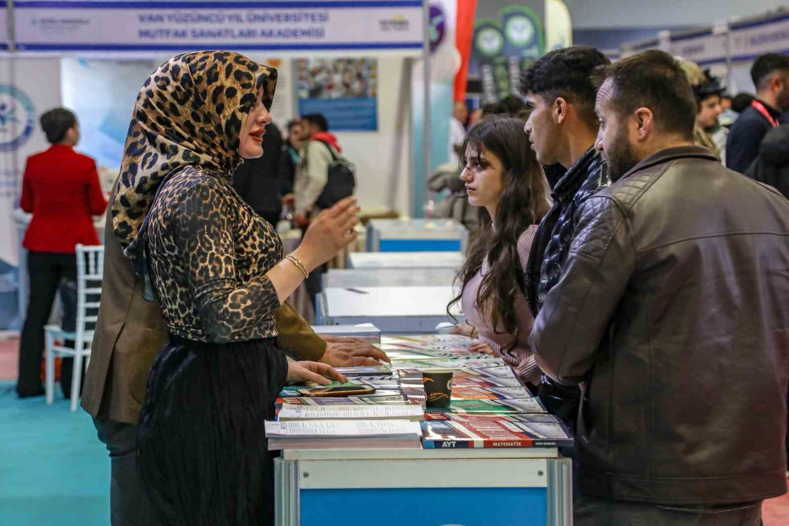 Van Büyükşehir Belediyesi, Doğu Anadolu Kariyer Fuarı’nda stant açtı