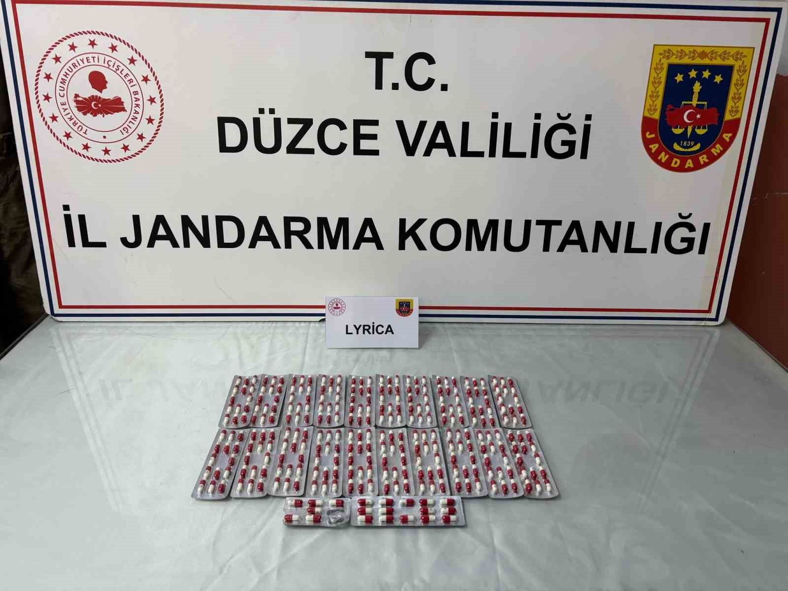 Aracındaki uyuşturucu hapları jandarmaya teslim etti