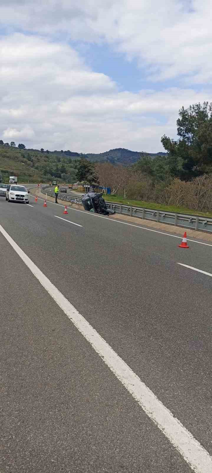 Balıkesir’de kontrolden çıkan otomobil devrildi: 2 yaralı