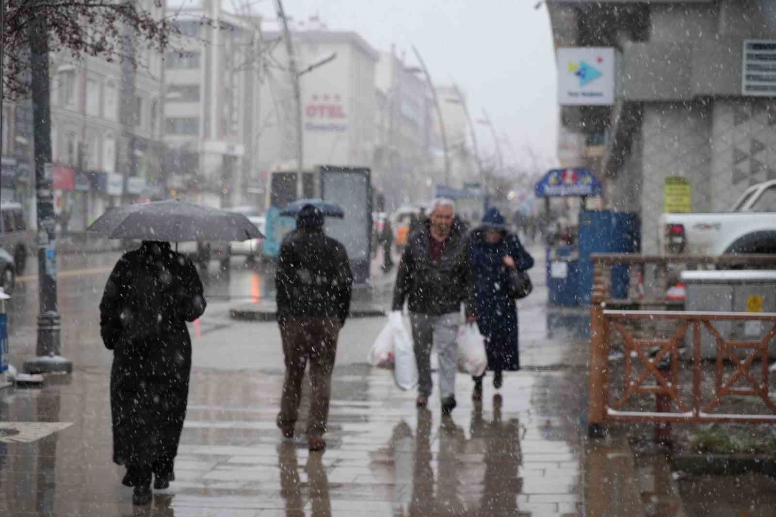 Erzurum’a baharla gelen kar