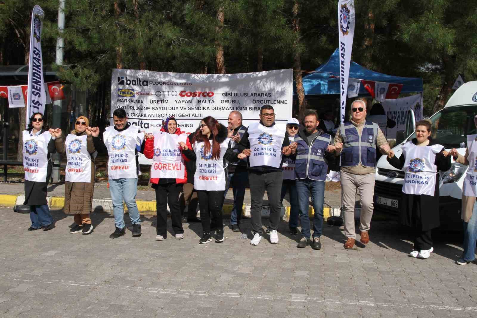 Öz İplik İş, Uşak’ta işten çıkartılan 4 üyesi için eylem yaptı