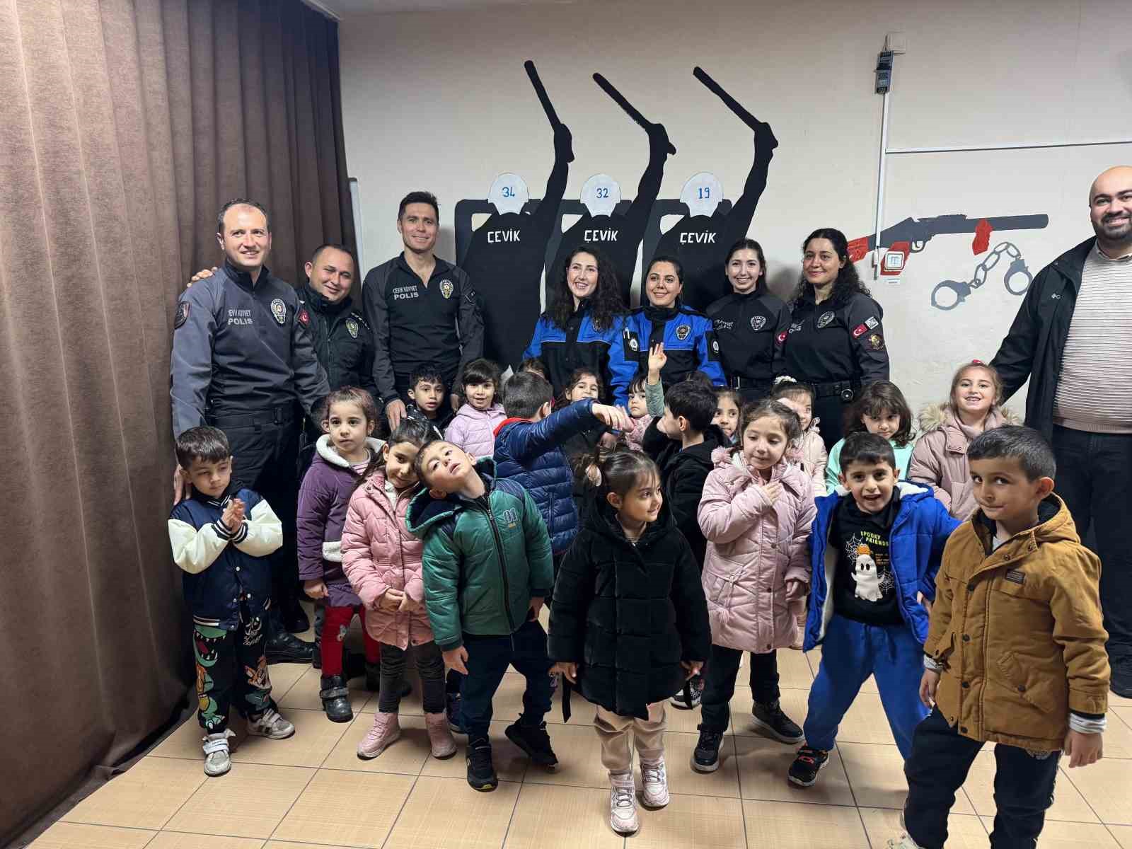 Ağrı’da öğrencilerden polis teşkilatına anlamlı ziyaret