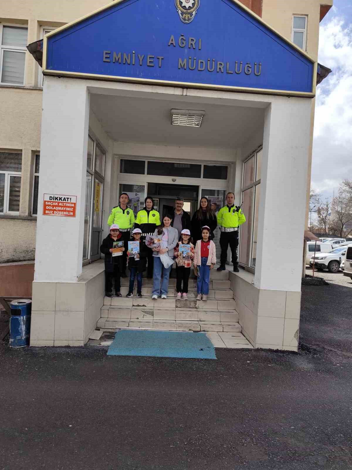 Ağrı’da öğrencilerden polis teşkilatına anlamlı ziyaret