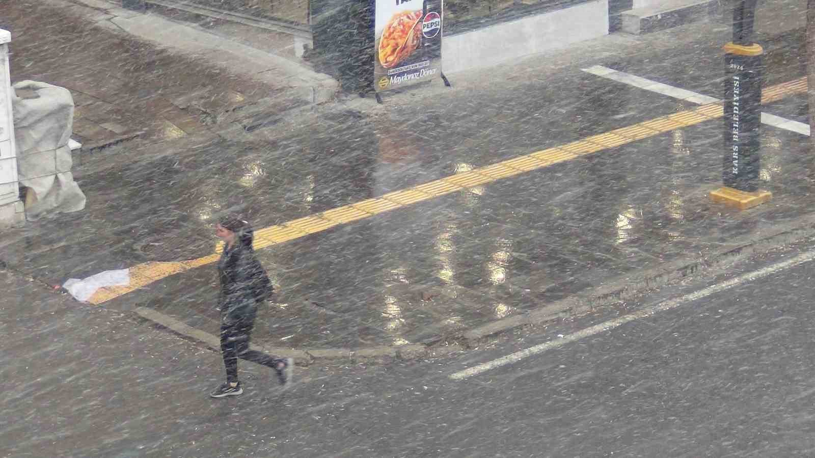 Kars’ta baharda kış hüküm sürüyor