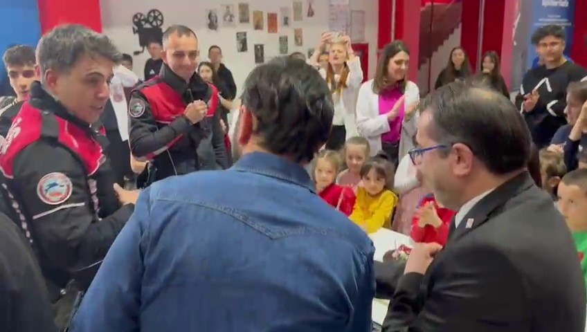 Erzurum’da kavga ihbarına giden polise pastalı sürprizi