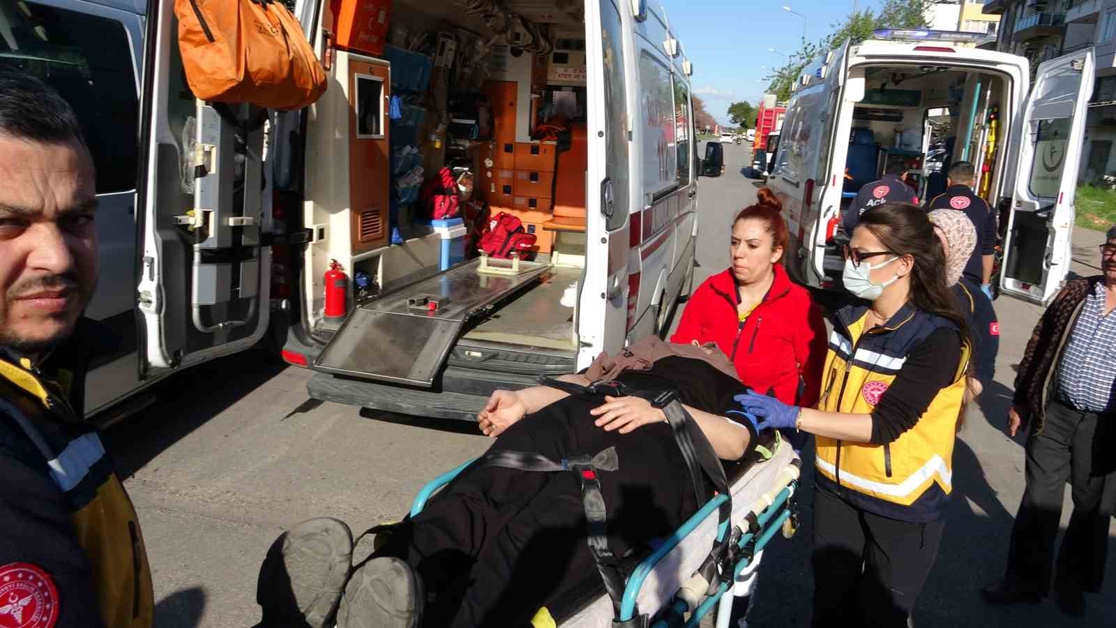 Hasta taşıyan ambulansla otomobil çarpıştı, sağlık görevlisi gözyaşlarına hakim olamadı
