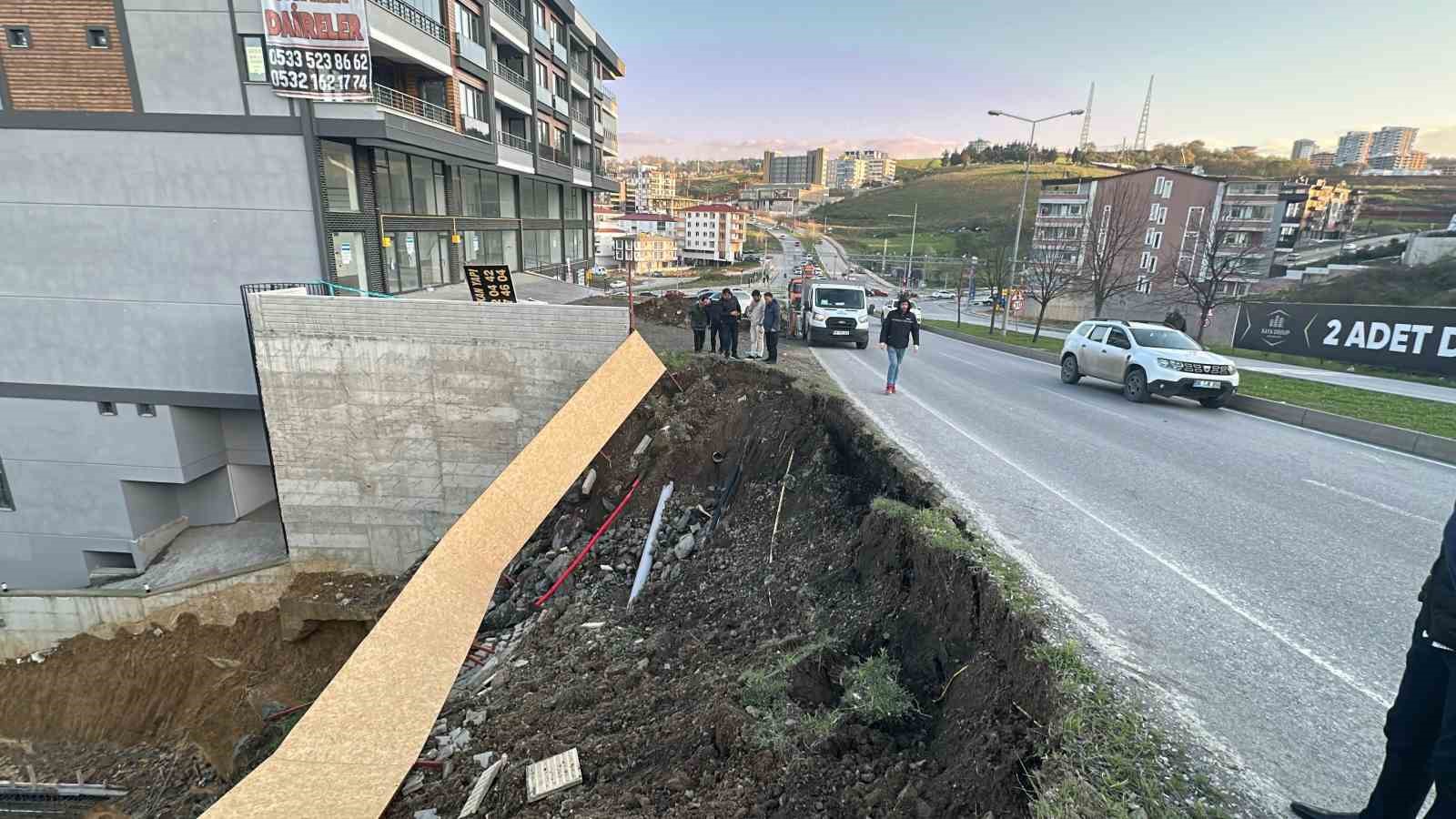 İnşaat çalışması sırasında toprak kaydı, yol trafiğe kapatıldı