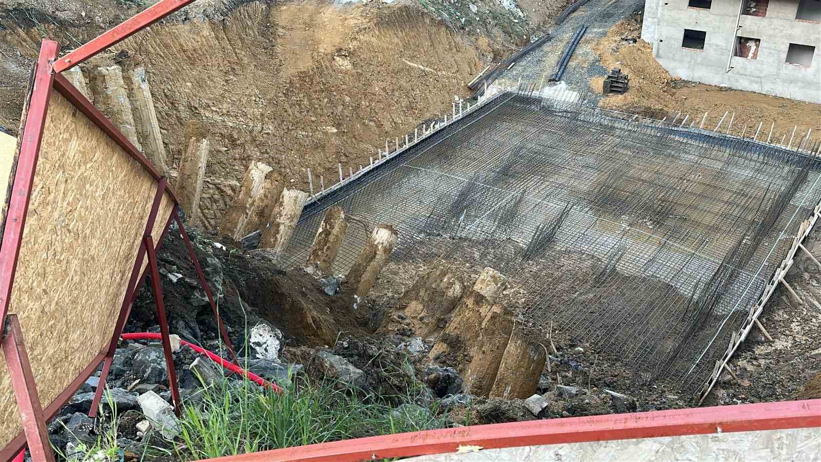 İnşaat çalışması sırasında toprak kaydı, yol trafiğe kapatıldı