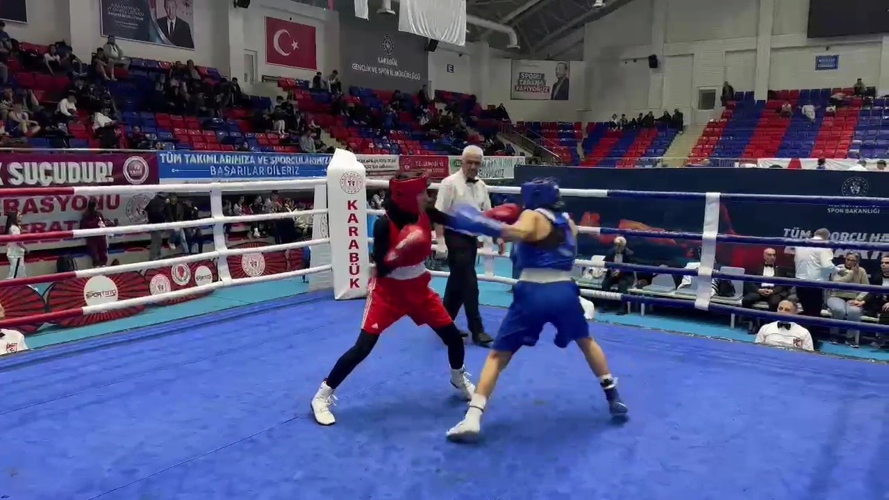 Okul Sporları Gençler Boks Türkiye Şampiyonası yarı finalleri sona erdi