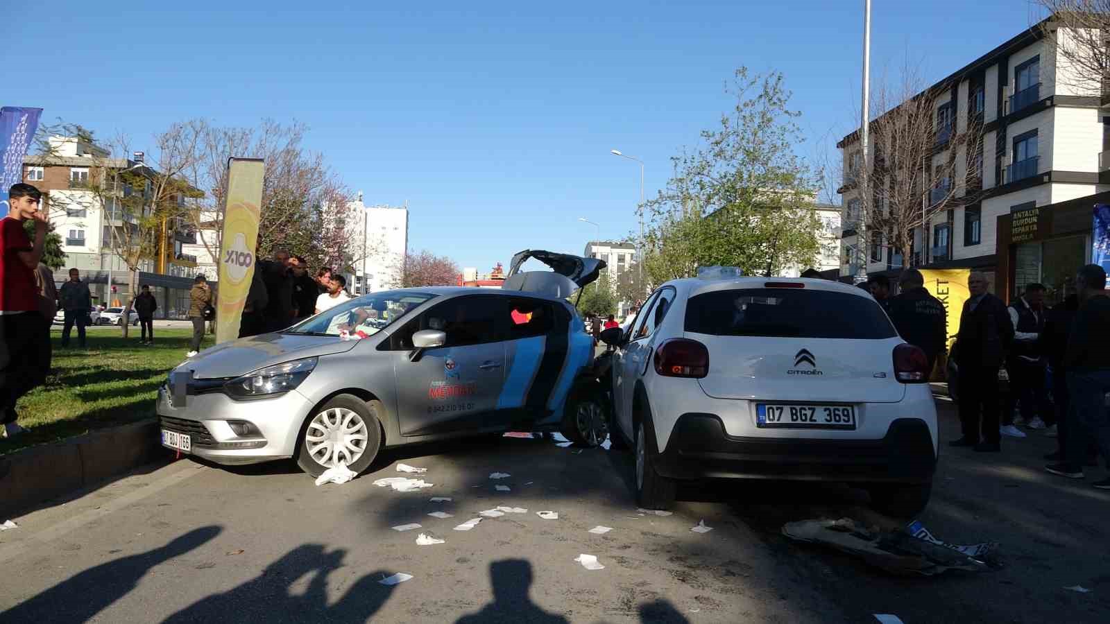 S&uuml;r&uuml;c&uuml; kursu otomobiline arkadan &ccedil;arptı: 3 yaralı
