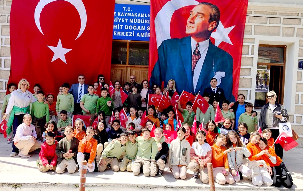 Çeşme’de minik kalplerden polislere anlamlı ziyaret