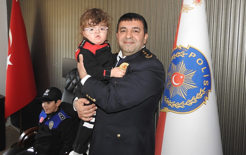 Çeşme’de minik kalplerden polislere anlamlı ziyaret