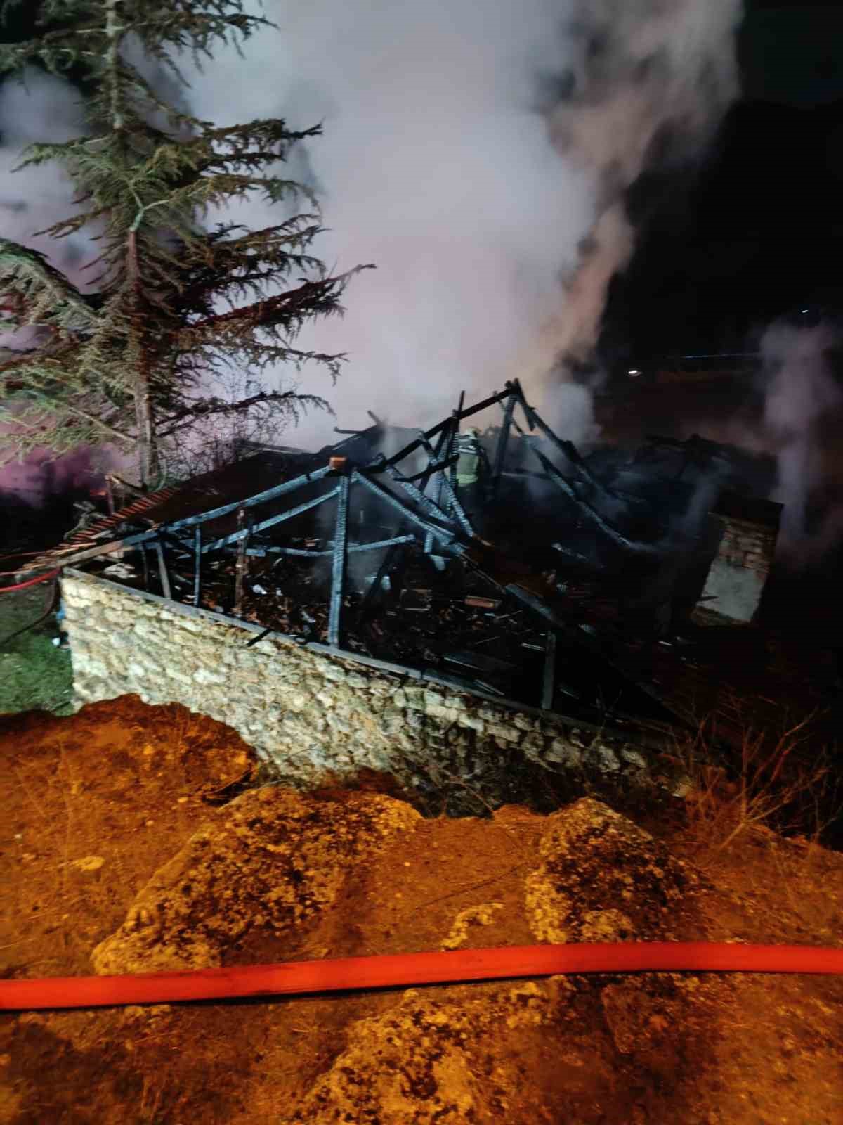 Ankara’da çıkan yangında ev küle döndü