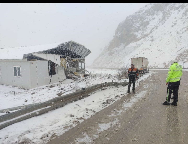 Mercedes marka tır önce bariyerlere sonra da boş konteynere çarptı