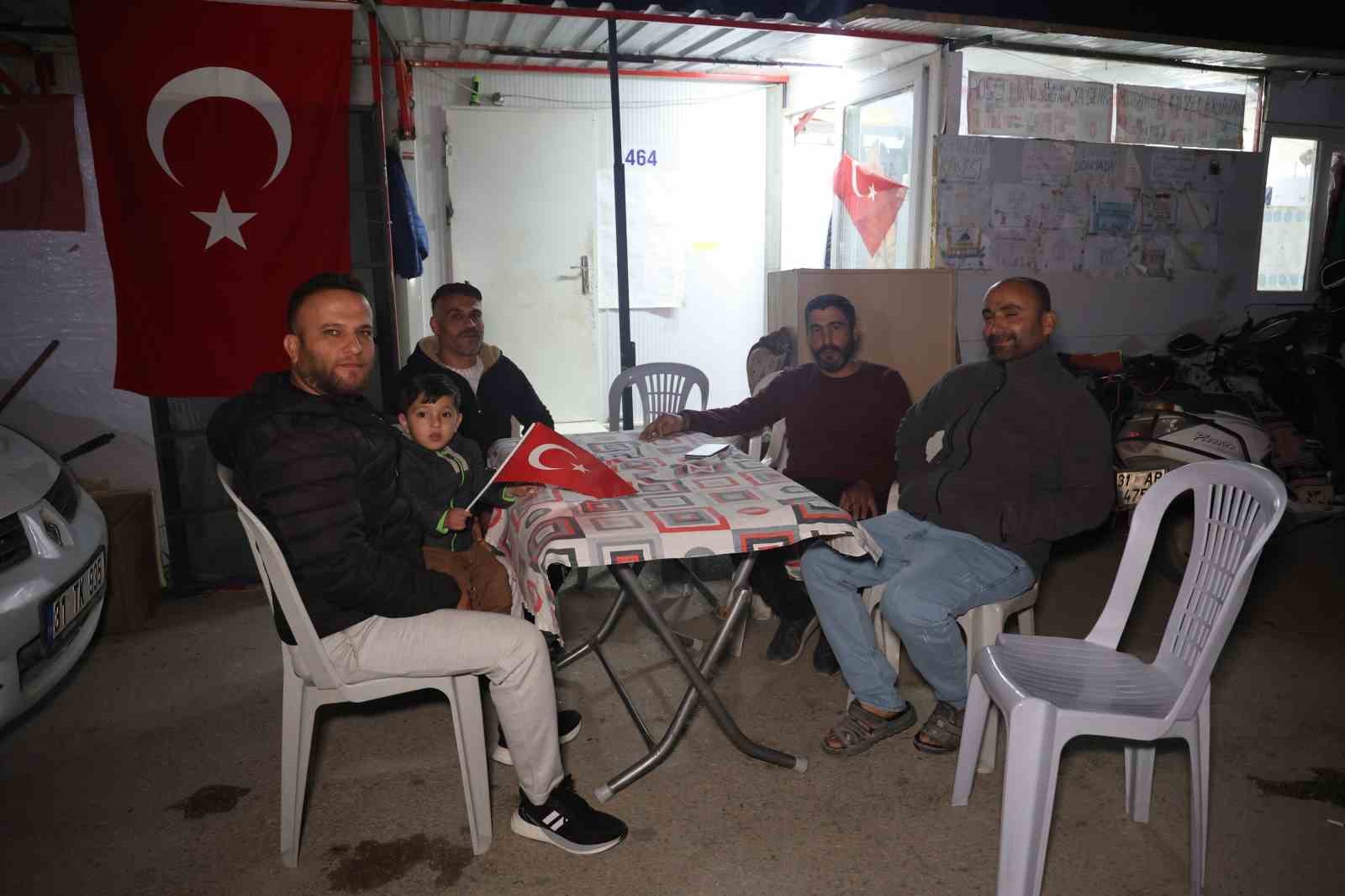 Konteyner kente kavga ihbarına gelen polisler pasta ve bayraklarla karşılandı