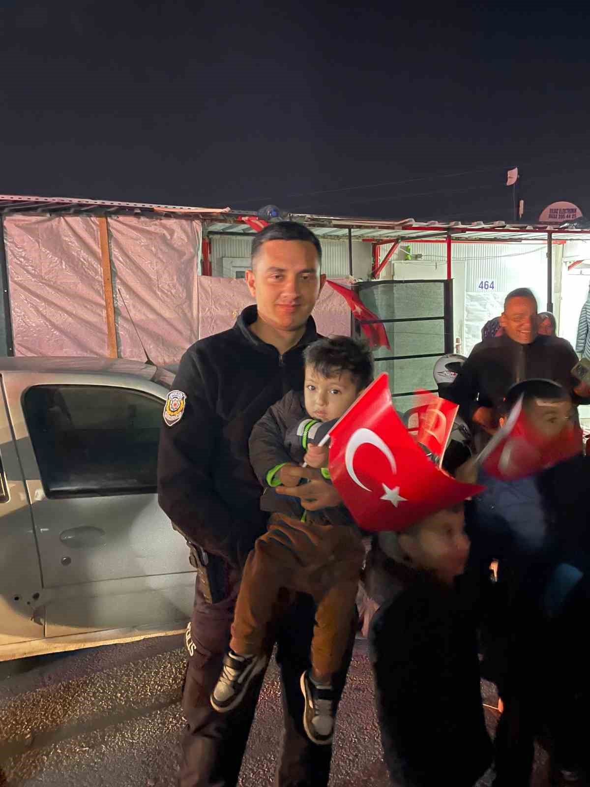 Konteyner kente kavga ihbarına gelen polisler pasta ve bayraklarla karşılandı
