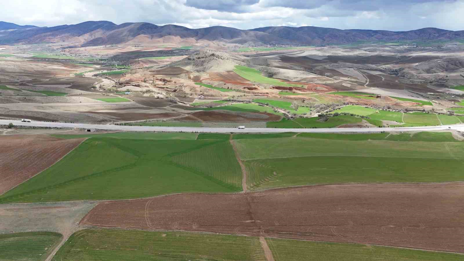 Çiftçinin yüzü yağmurla güldü
