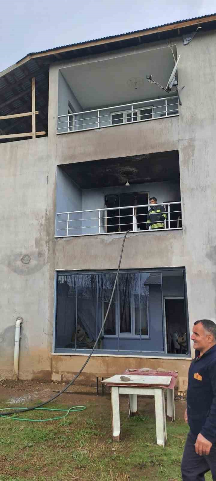 Muş&rsquo;ta elektrik kaynaklı yangın korkuttu
