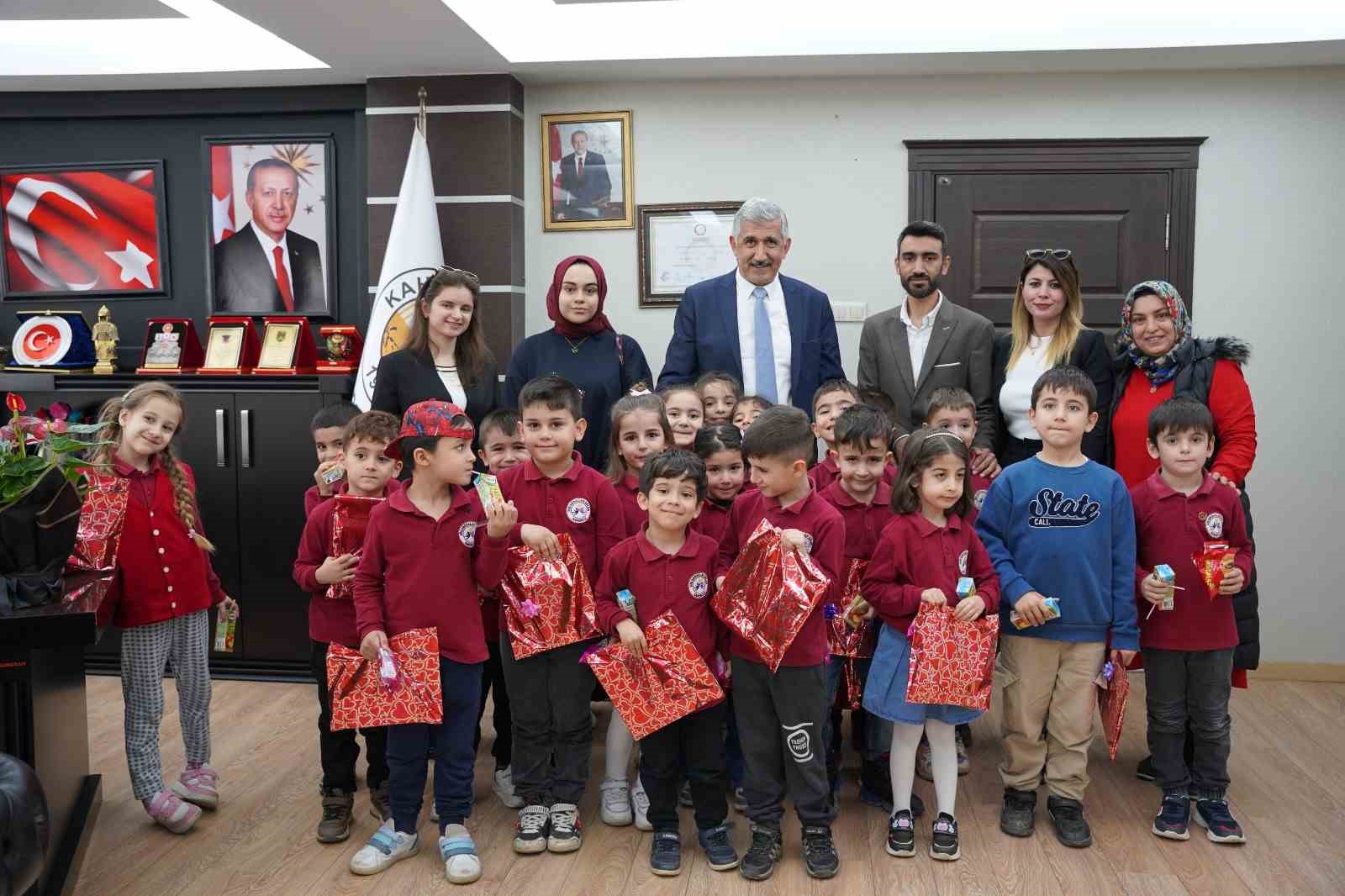Başkan Hallaç’tan minik misafirlere sıcak karşılama