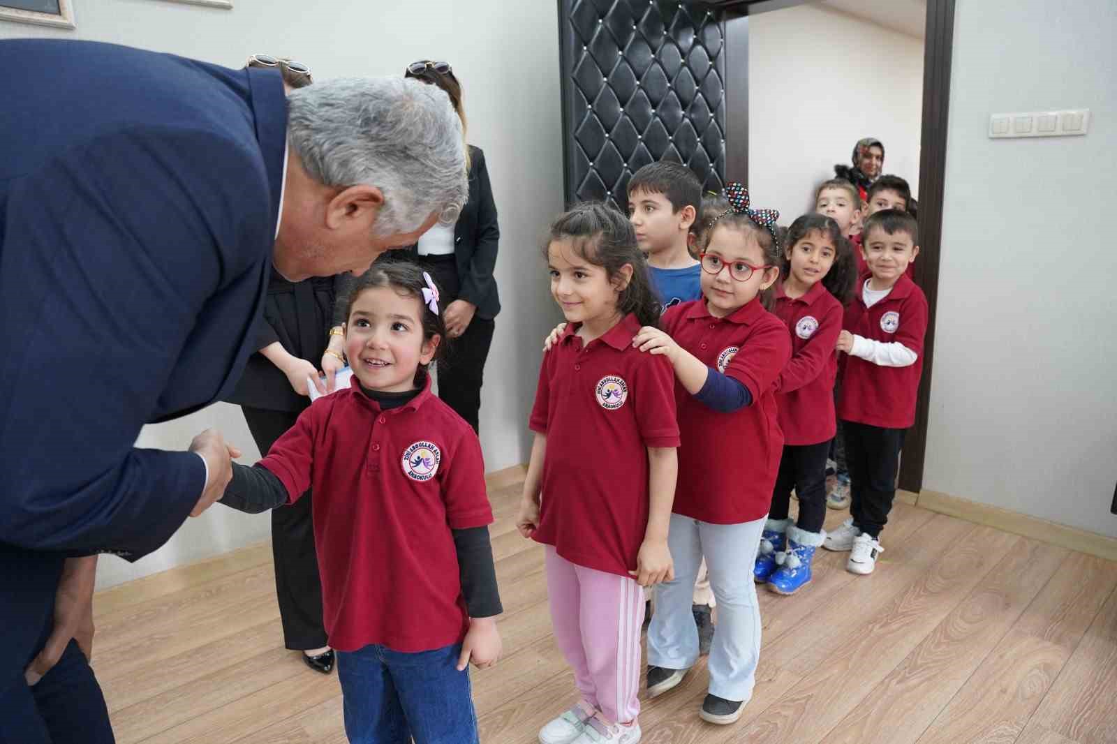 Başkan Hallaç&rsquo;tan minik misafirlere sıcak karşılama