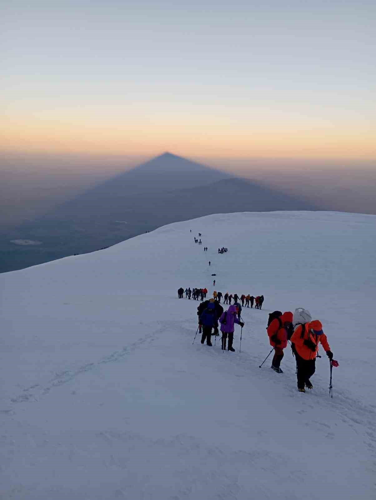 T&uuml;rkiye&rsquo;nin &ccedil;atısı dağcıları ağırlamaya devam ediyor

