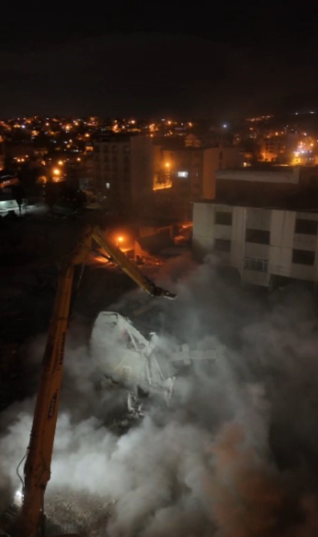 Yedi katlı binanın yerle bir olma anı dronla görüntülendi