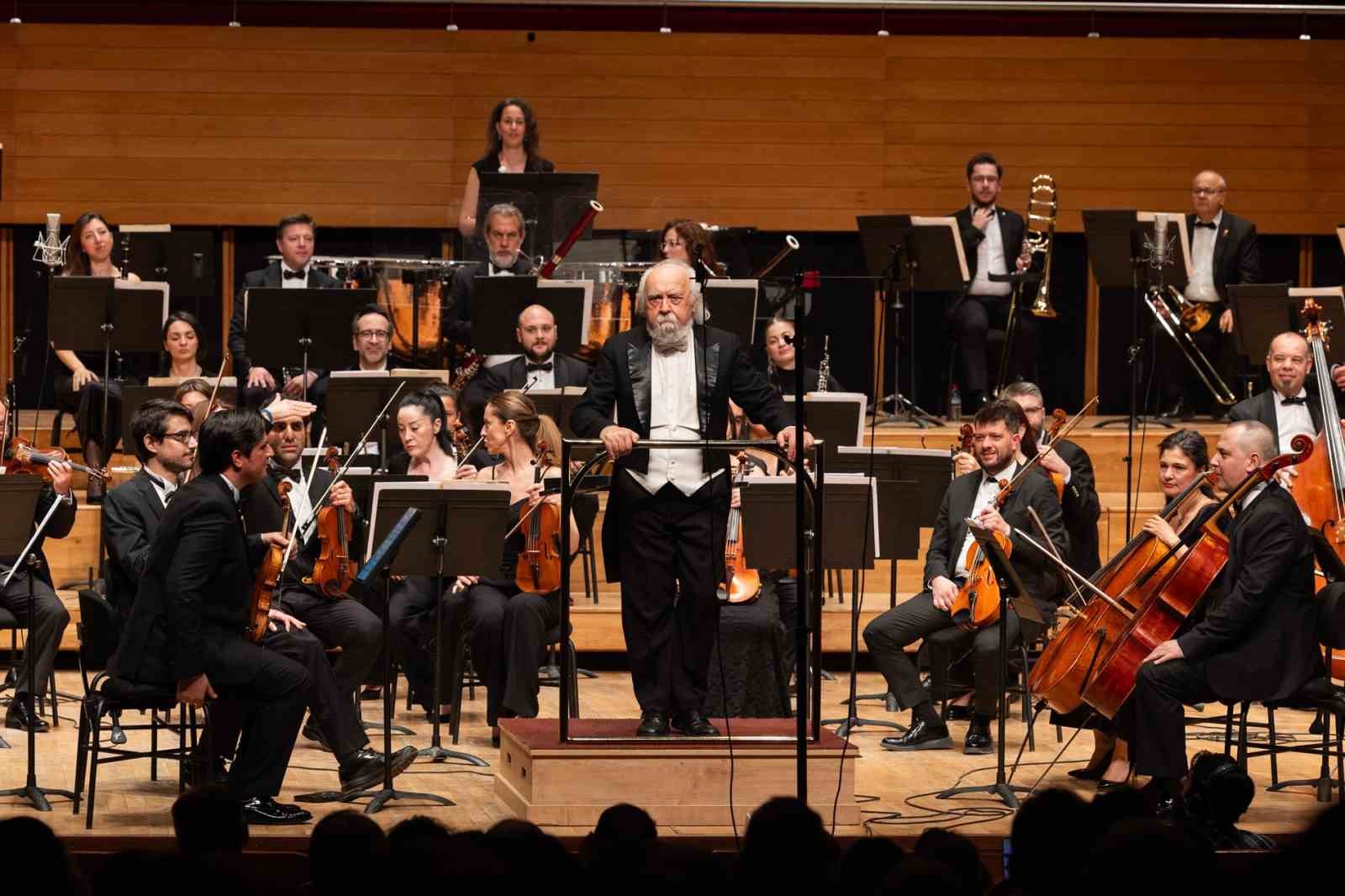 Tarihin fısıltısı notalara döndü