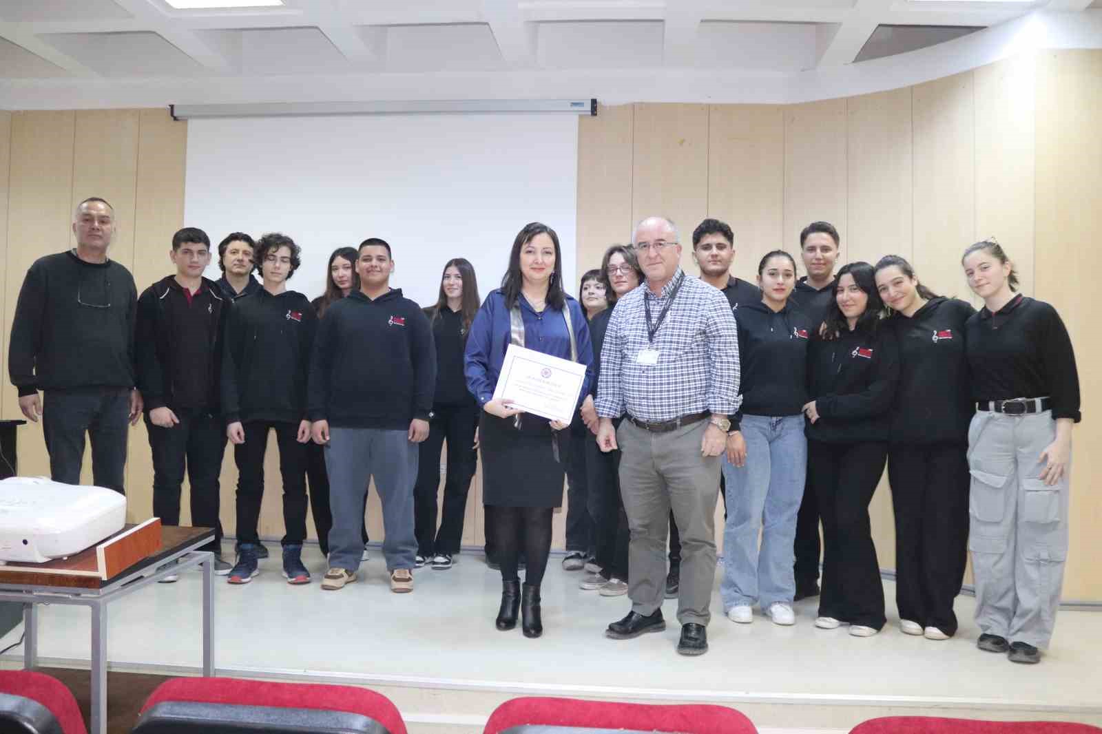 Güzel Sanatlar Lisesi öğrencilerinden minik hastalara moral konseri