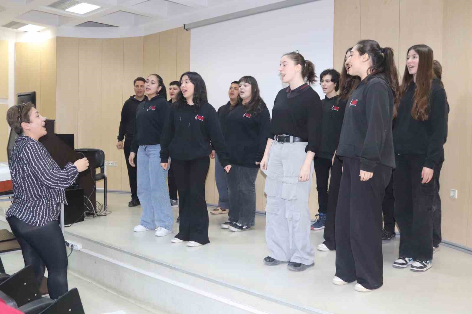 G&uuml;zel Sanatlar Lisesi &ouml;ğrencilerinden minik hastalara moral konseri
