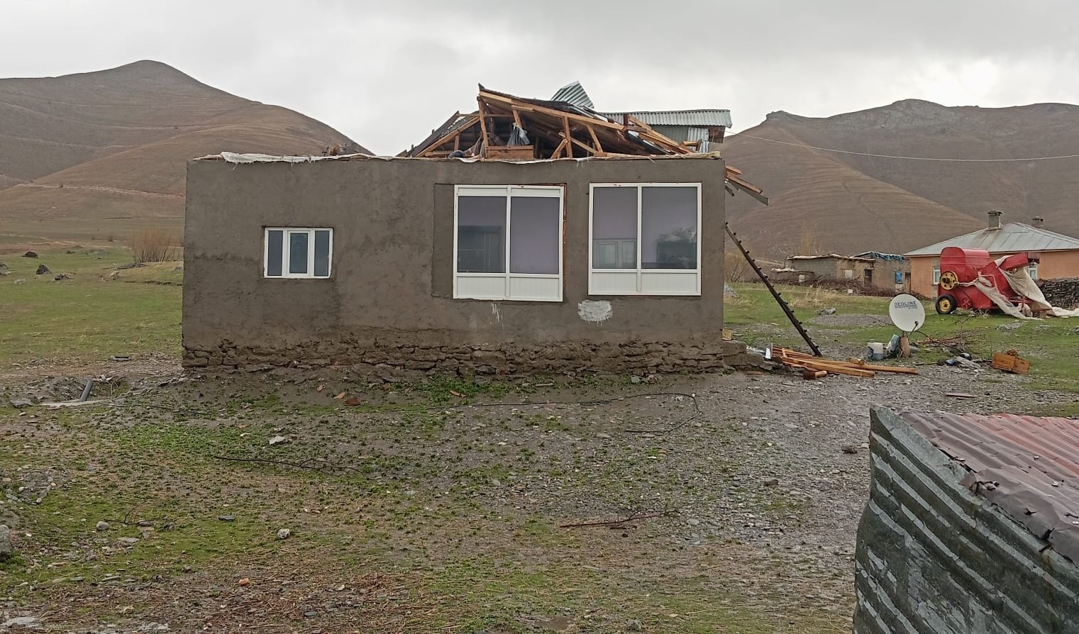 Fırtına Akbulut köyünde hasara yol açtı